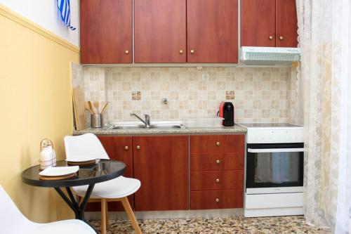 Kitchen o kitchenette sa Happy Apartment, Kavala