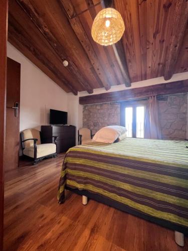 Ένα ή περισσότερα κρεβάτια σε δωμάτιο στο La Garbinada Hotel