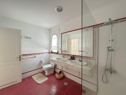 een badkamer met een toilet, een wastafel en een douche bij Boho Palm in Corralejo