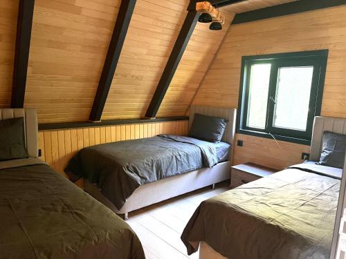 Ένα ή περισσότερα κρεβάτια σε δωμάτιο στο Thales Bungalov
