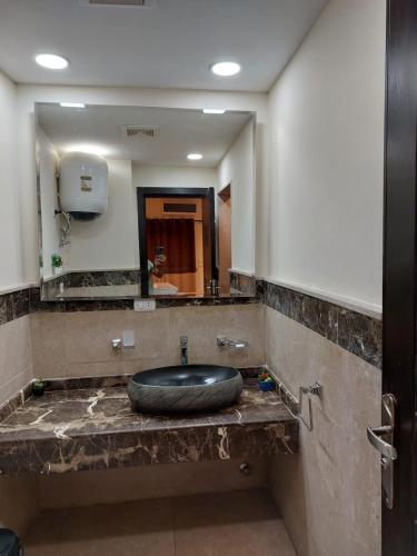 ein Badezimmer mit einem Waschbecken mit einem Reifen auf der Theke in der Unterkunft Marron studios 3A in Kairo