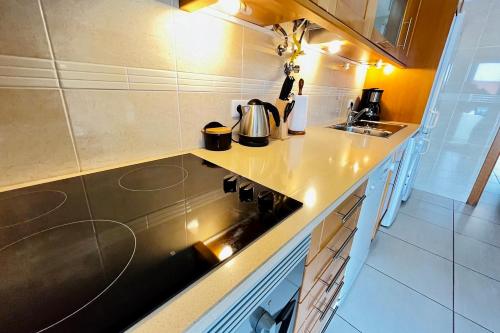 Η κουζίνα ή μικρή κουζίνα στο Marta Apartment - Balcony, Patio, Pool