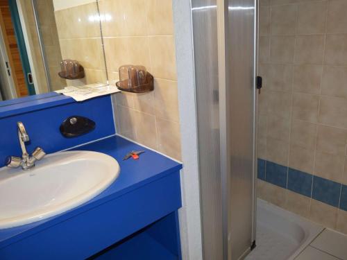 une salle de bain avec un lavabo et une douche dans l'établissement Studio/Mezzanine Climatisé 4 Pers. à 100m Plage avec Piscine et Parking – Argelès-sur-Mer - FR-1-225-707, à Argelès-sur-Mer