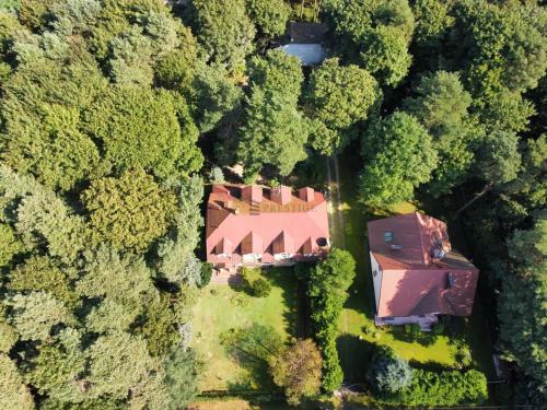 una vista aerea di una casa nel mezzo di una foresta di Sweet Home a Klarysew