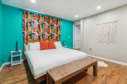 匹茲堡的住宿－Charming Remodeled 3-BR Bungalow near Attractions，一间卧室设有一张床和色彩缤纷的墙壁