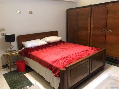 A bed or beds in a room at شبرا مصر
