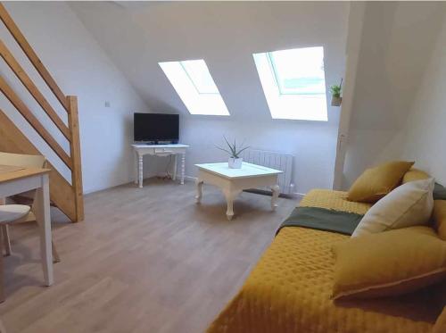 un salon avec un canapé et une table dans l'établissement l'appartement du château, à Boulogne-sur-Mer