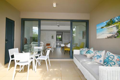 Un lugar para sentarse en Lovely Azuri Appartment on groundlevel , private garden