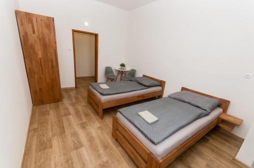 - 2 lits jumeaux dans une chambre avec une table dans l'établissement Ubytování nad Vltavou, à Týn nad Vltavou