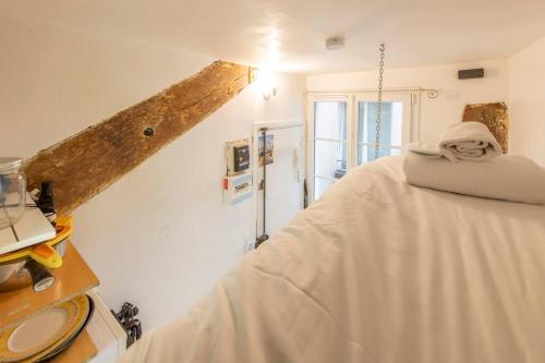 - une chambre avec un lit et une serviette dans l'établissement Saint Denis - Studio cosy près de la place du Châtelet, à Paris