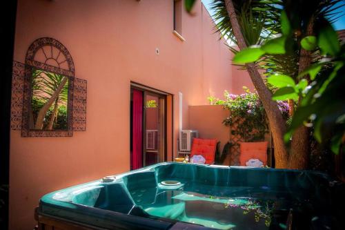 une baignoire installée devant un bâtiment dans l'établissement Village Naturiste Cap d'Agde - Riads Resort 2 Suite Nador Couple only, au Cap d'Agde