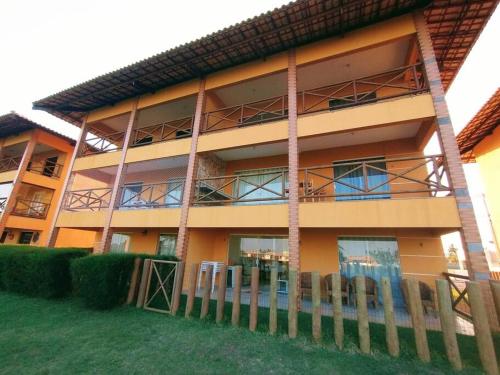 a building with a fence in front of it at Apartamento no Villa das Águas in Estância