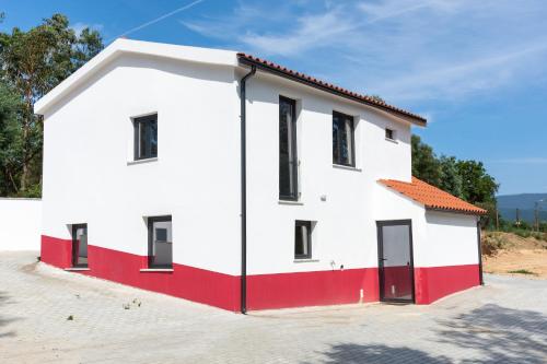 にあるCasa do Açudeの赤の扉白の家