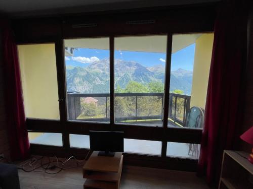 Cette chambre dispose d'une fenêtre offrant une vue sur les montagnes. dans l'établissement Studio rénové 35 m² - 4/6 couchages - A coté des pistes - terrasse vue montagne, à Orcières