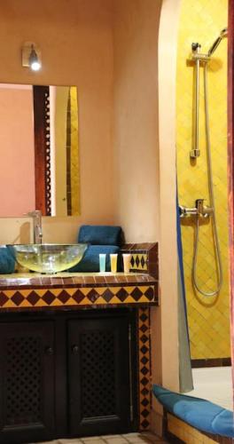 a bathroom with a sink and a mirror at Chambre Agdz, Riad 2 Couple only au village naturiste in Cap d'Agde