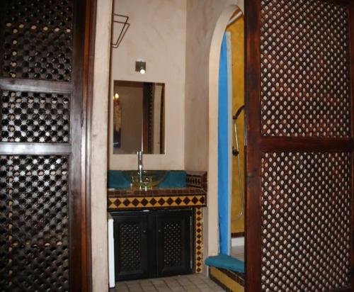 a bathroom with a sink and a mirror at Chambre Agdz, Riad 2 Couple only au village naturiste in Cap d'Agde