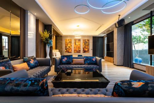 a living room with couches and a coffee table at Aquarius Motel in Taichung