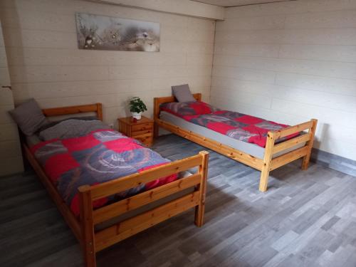two beds in a room with two tables at 60 m² Ferienapartment Zentrumsnahe mit Gartenbenutzung in Steyr