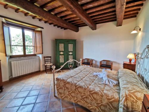 una camera con letto e sedie di Villa Val di Luce - Homelike Villas a Umbertide