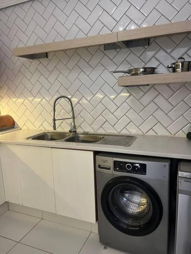 Cosy apt 10min to OR Tamboにあるキッチンまたは簡易キッチン
