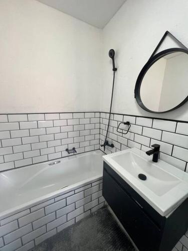 Cosy apt 10min to OR Tamboにあるバスルーム