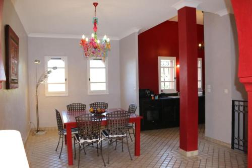 O zonă de relaxare la Chambre 3, Riad 3 Couple only au village naturiste