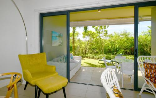 Un lugar para sentarse en Lovely Azuri Appartment on groundlevel , private garden