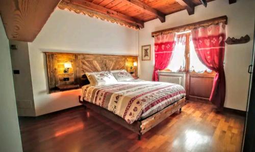 - une chambre avec un grand lit et des rideaux rouges dans l'établissement Villa Panoramica - 200Mq - SPA - Giardino Privato - 0039-34893-66818, à Aoste