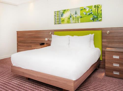 Postel nebo postele na pokoji v ubytování Hampton by Hilton Sheffield