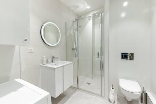 y baño con ducha, aseo y lavamanos. en Trocadéro/Victor Hugo : Luxury Apartment 1BR-4P, en París