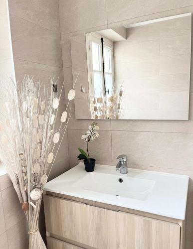 une salle de bain avec un lavabo et un miroir dans l'établissement PERGO, à Paris