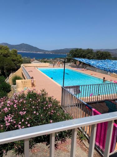 d'un balcon avec vue sur la piscine. dans l'établissement Charmant duplex Porticcio avec parking, à Porticcio
