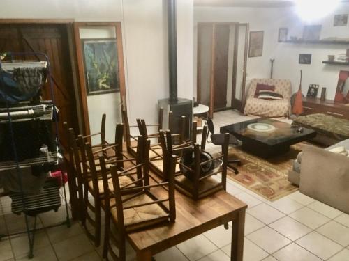 Zimmer mit einem Wohnzimmer mit Kamin in der Unterkunft chambre bordeaux 33600 Pessac aéroport rocade 12 5 km in Pessac