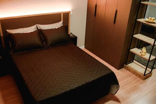 una camera da letto con un letto grande in una stanza di Loft divino no Parque Una a Pelotas