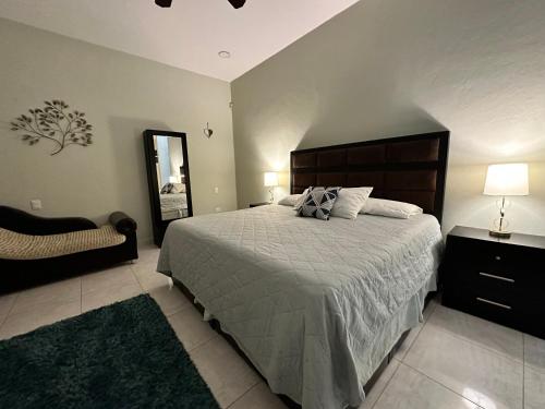 Ένα ή περισσότερα κρεβάτια σε δωμάτιο στο Casa Sasha's Mini Palace