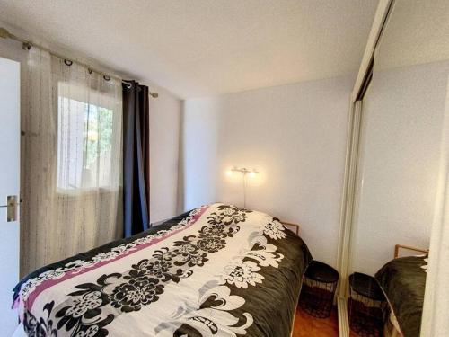 um quarto com uma cama e uma janela em Joli T2, terrasse, vue Mer pour 4 personnes em Sainte-Maxime