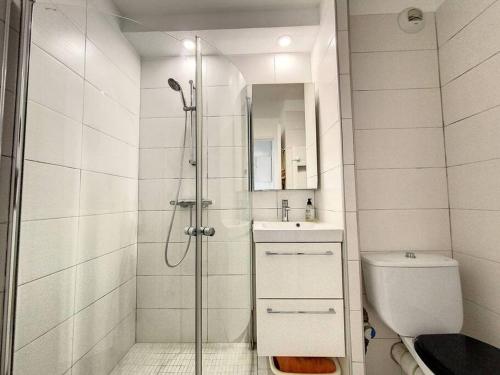 La salle de bains est pourvue d'une douche, de toilettes et d'un lavabo. dans l'établissement Joli T2, terrasse, vue Mer pour 4 personnes, à Sainte-Maxime