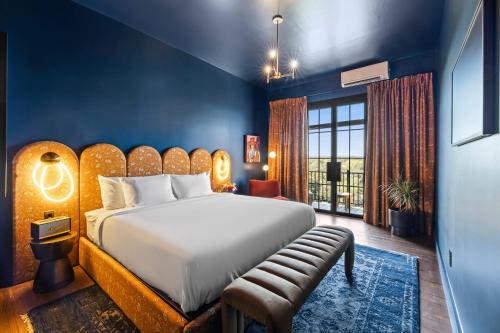 um quarto de hotel com uma cama e uma grande janela em Gruene River Inn em New Braunfels