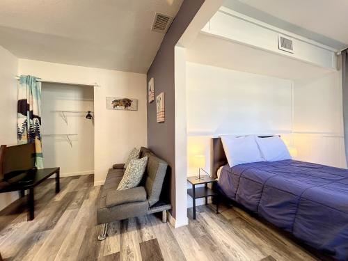 ein Schlafzimmer mit einem Bett und einem Stuhl in der Unterkunft 1 Bed Altamonte Springs Apartment Unit 2 in Orlando
