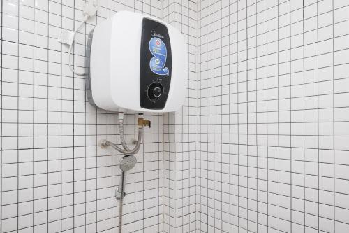 ジョグジャカルタにあるUrbanview Griya Kusumo Seturan Yogyakartaのバスルームの壁に石鹸ディスペンサー