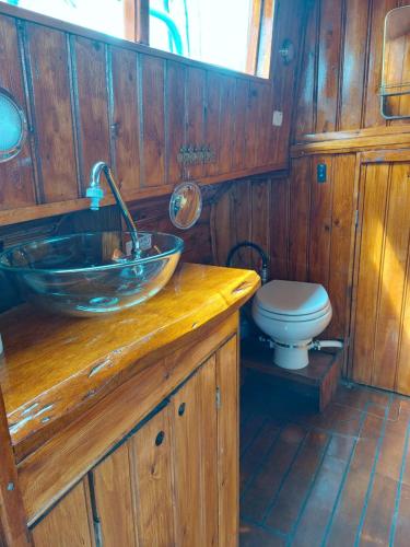uma casa de banho com um lavatório e um WC em Woontjalk Bûten Ferwachting em Makkum