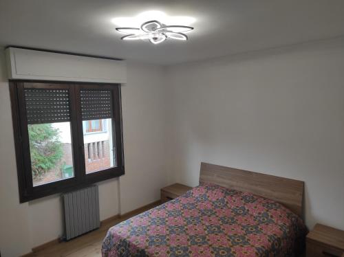um quarto com uma cama e uma janela em A Casa di Francesca em Lucca