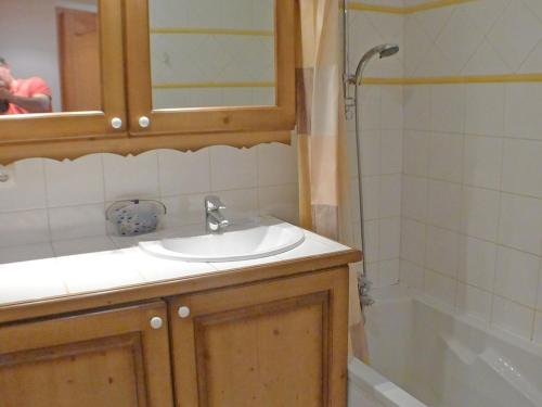 ein Bad mit einem Waschbecken und einer Dusche in der Unterkunft Appartement Samoëns, 3 pièces, 6 personnes - FR-1-629-89 in Samoëns