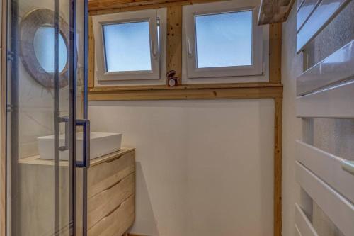 łazienka z 2 oknami i umywalką w obiekcie chalet Relax située a 25km de Chamonix w mieście Saint-Gervais-les-Bains