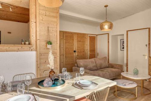 un salon avec une table et un canapé dans l'établissement chalet Relax située a 25km de Chamonix, à Saint-Gervais-les-Bains