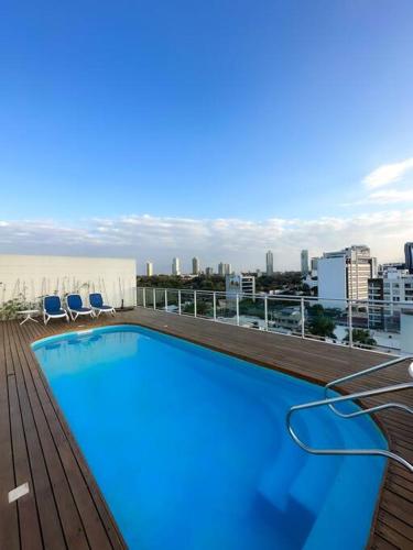 a swimming pool on the roof of a building at Hermoso Loft en zona Shopping Sol 01 in Asunción