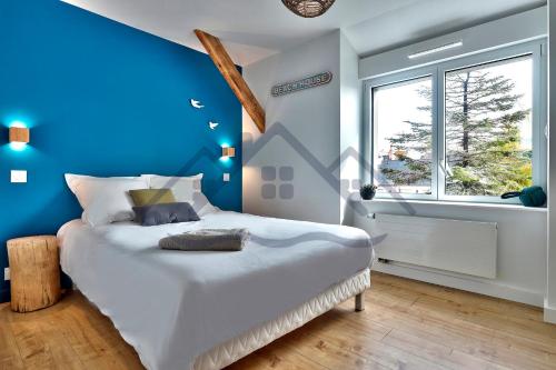 - une chambre bleue avec un lit et une fenêtre dans l'établissement LocaLise - M3C - Maison entièrement rénovée en duplex avec jardin - Tout à pied, plage, port, centre, commerces - Wifi inclus - Draps inclus - Animaux bienvenus, au Guilvinec