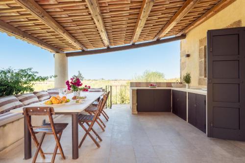 eine Küche und ein Esszimmer mit Tisch und Stühlen in der Unterkunft Casa Degli Aromi in Noto