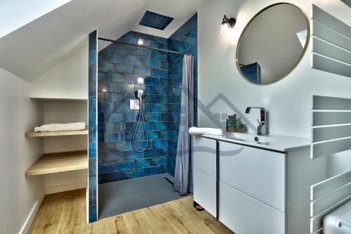 La salle de bains est pourvue d'une douche, d'un lavabo et d'un miroir. dans l'établissement LocaLise - M3C - Maison entièrement rénovée en duplex avec jardin - Tout à pied, plage, port, centre, commerces - Wifi inclus - Draps inclus - Animaux bienvenus, au Guilvinec