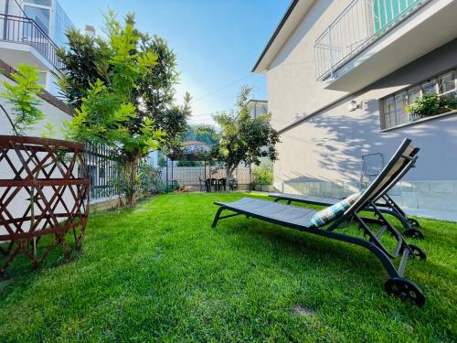 a hammock in the yard of a house at Casa Piero, relax e piscina privata tra le colline delle Langhe in Alba